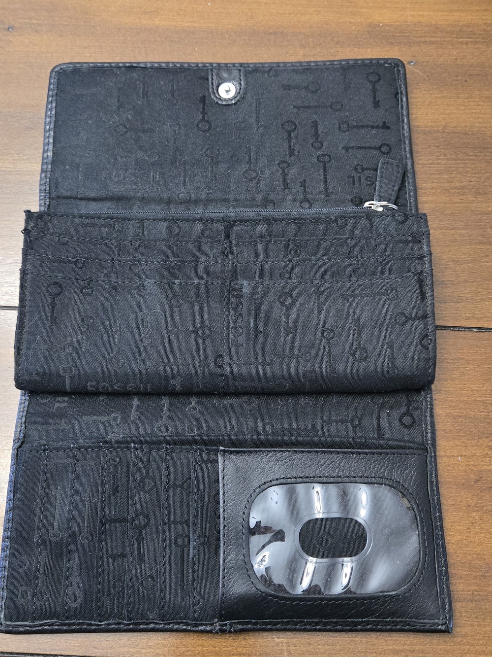 Fossil Black Pebbled Leather Trifold Wallet with Keyhole Plaque - Picture 3 of 5